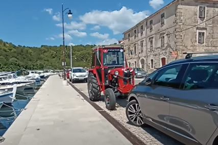 Crveni konjić jezdio do Jadrana: Muškarac putovao 13 sati traktorom od kuće do mora (VIDEO)