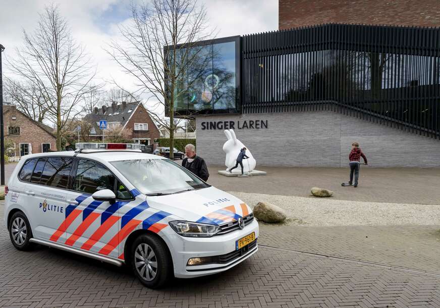 policija ispred muzeja