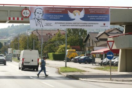 Poruka, Putinov lik i simbol Svetog Duha: Na pasareli u Banjaluci veliki transparent i čestitka za rođendan predsjedniku Rusije (FOTO)
