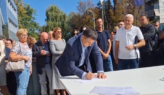 Vlado Đajić potpisuje peticiju za opoziv gradonačelnika