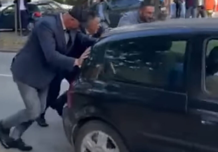 Vlado Đajić gura automobil