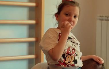(VIDEO) "Ne postoji lijek za to, nismo znali šta nas je snašlo" Mala Lorena (4) je jedna od troje djece u Srbiji koja ime ovaj sindrom, NE PRIČA I NE HODA