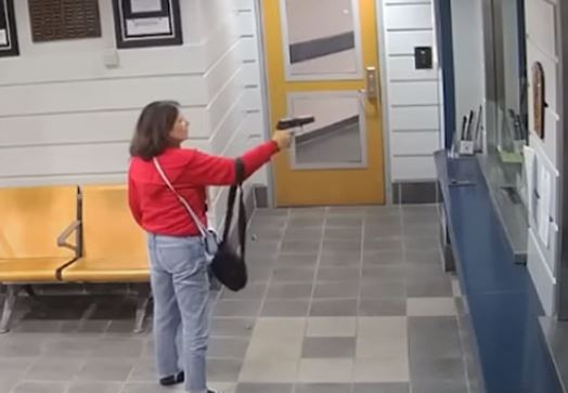 Žena puca u policijskoj stanici