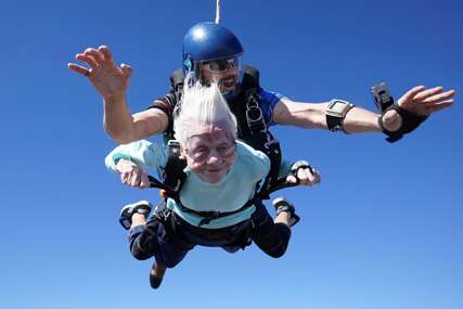 "GODINE SU SAMO BROJ" Baka (104) želi da obori rekord za najstariju osobu koja je skočila padobranom (VIDEO)