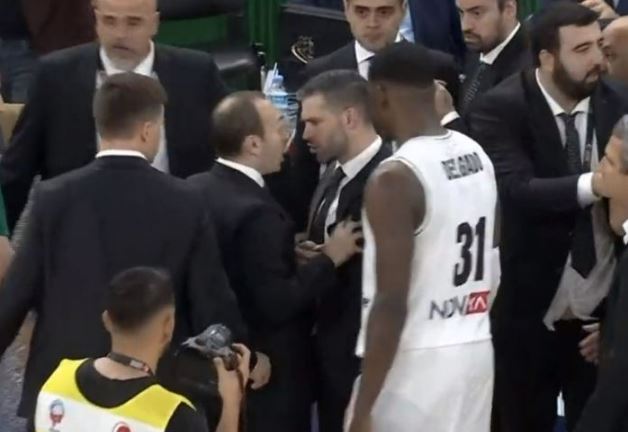 SUKOB UMALO ESKALIRAO Dušan Alimpijević u klinču s protivnicima nakon poraza u posljednjoj sekundi (VIDEO)