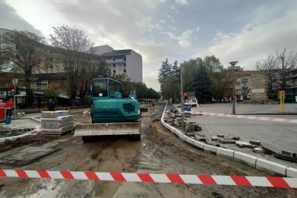 (FOTO) Napreduju radovi: Dvosmjerni saobraćaj kod hotela Bosna skoro gotov