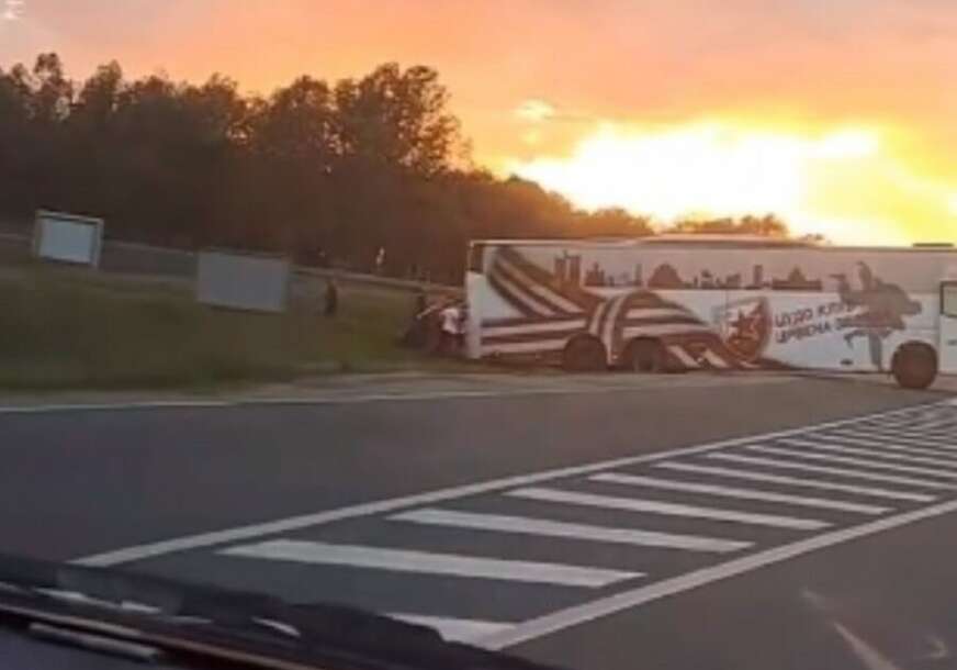 (VIDEO) Nesreća kod Pazove: Autobus Crvene zvezde sletio sa puta