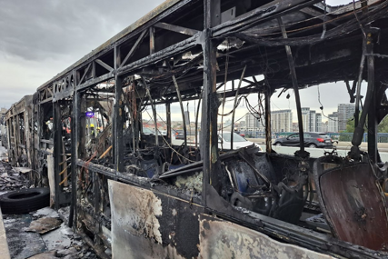 (FOTO) Jeziv prizor: Autobus u POTPUNOSTI NESTAO u vatrenoj stihiji, ostala samo olupina