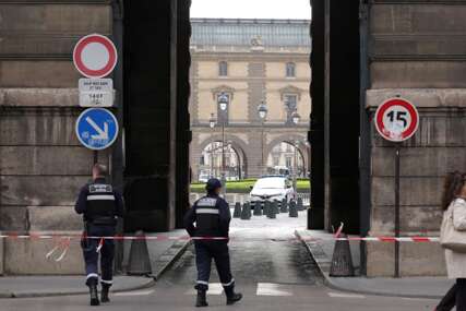 POLICIJA NA NOGAMA Nakon Luvra i Versajske palate, evakuisana i željeznička stanica u Parizu