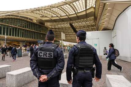 Još JEDNA dojava o bombi: Versajska palata i danas evakuisana