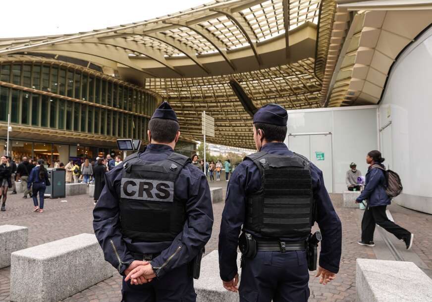 Još JEDNA dojava o bombi: Versajska palata i danas evakuisana