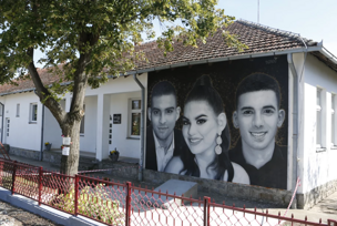 Grafit na Osnovnoj školi u Duboni gde su stradali Milan, Kristina i Dalibor