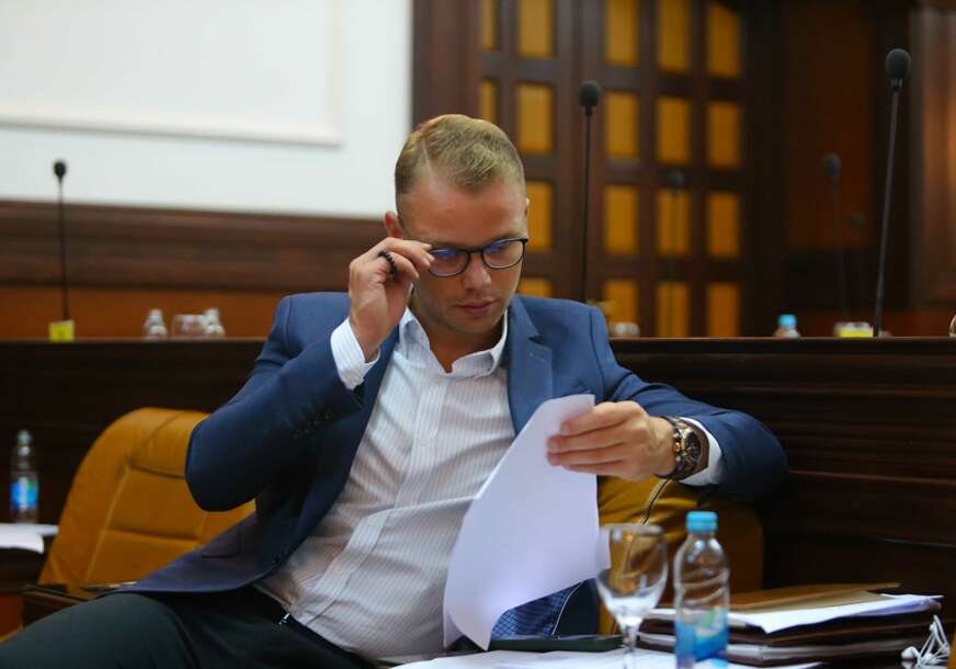 Draško Stanivuković čita i drži se za naočare