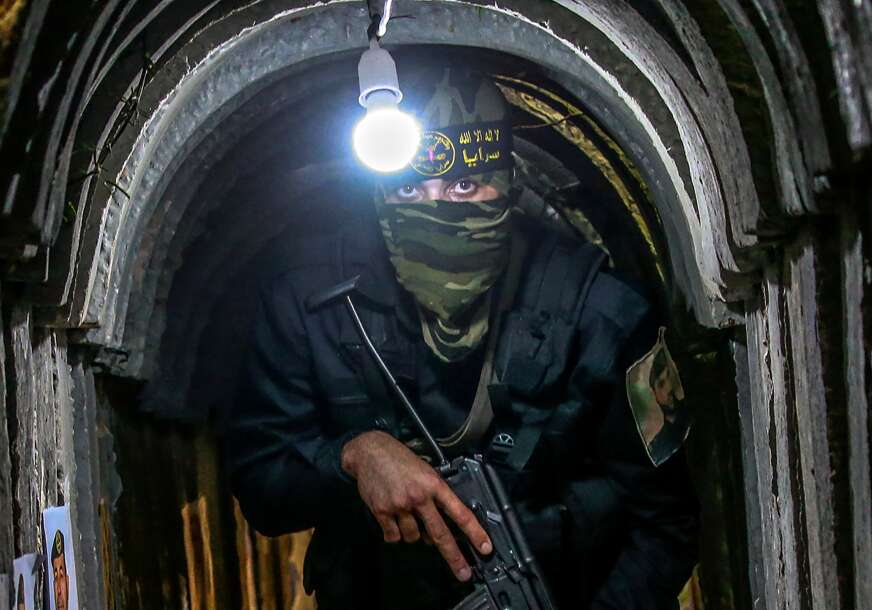 Vojnik pozira u Hamasovom tunelu
