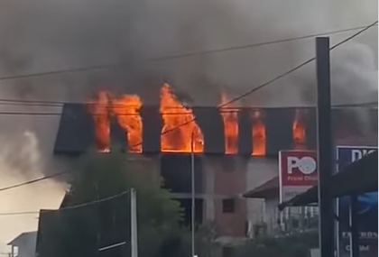 Veliki požar: Gori krov kuće, vatra prijeti da se proširi na objekte u okolini (VIDEO)