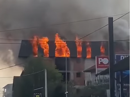 Veliki požar: Gori krov kuće, vatra prijeti da se proširi na objekte u okolini (VIDEO)