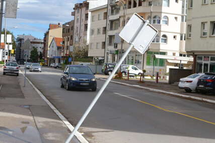(FOTO) NAPILE SE ULICE Automobil iskrivio znak u Novoj Varoši