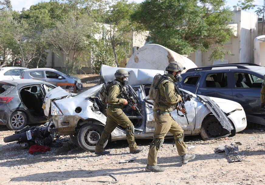 izraelska vojska patrolira oko pojasa gaze 
