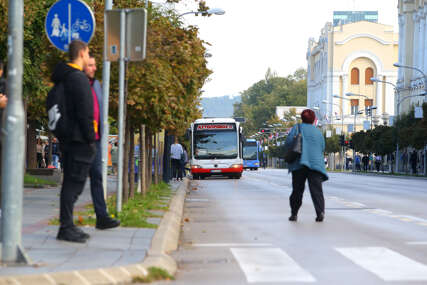 PAKAO Od centra do Obilićeva skoro 20 minuta, autobus vozi bez klime i otvorenog prozora