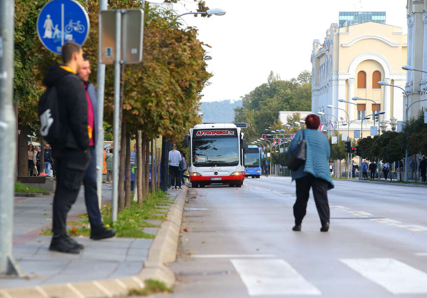 javni gradski prevoz autobus putnici stanica