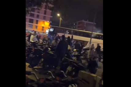 (VIDEO, FOTO) JEZIVE SCENE Kamenovan autobus sa fudbalerima Liona, Fabiju Grosu razbijena glava