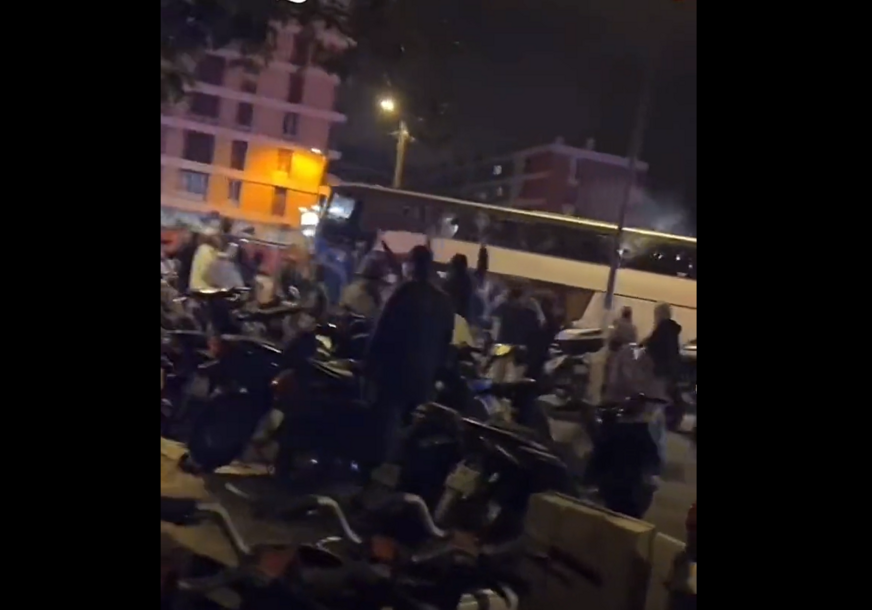 (VIDEO, FOTO) JEZIVE SCENE Kamenovan autobus sa fudbalerima Liona, Fabiju Grosu razbijena glava