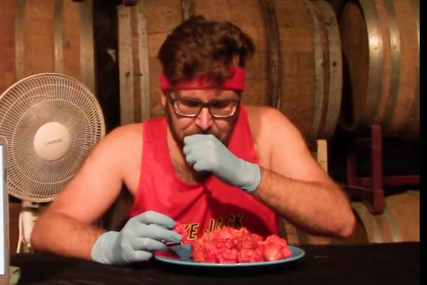 Oborio svjetski rekord: Kananđanin pojeo najljuće papričice na svijetu (VIDEO)