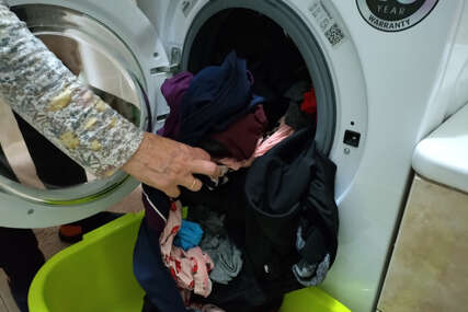 vađenje veša iz mašine za pranje
