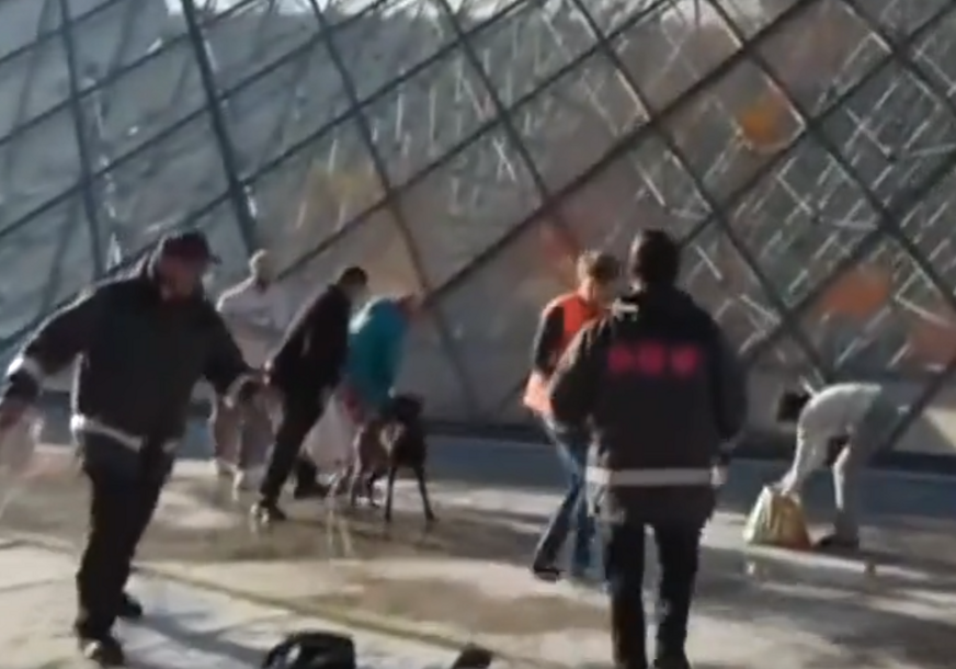 (VIDEO) NAPADNUT LUVR Klimatski aktivisti bacali boje na piramidu