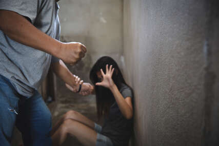 Otac kćerku (13) tukao i nazivao je lijenom i neposlušnom: Evo koliku kaznu je dobio zbog nasilja u porodici