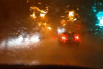 (FOTO) NEVRIJEME U BUDVI Jaka kiša stvorila bujice koje otežavaju saobraćaj