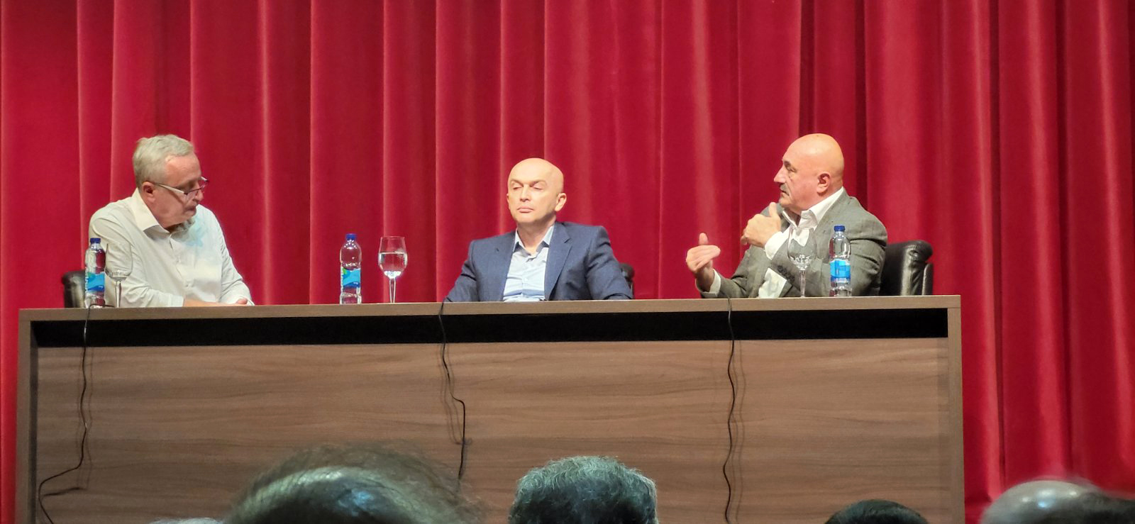Advokat Goran Petronijević i profesor Srđan Perišić na panel-diskusiji "Suđenje Republici Srpskoj" u Bijeljini