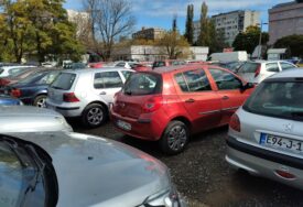 Roditelji, nikako ovo ne radite, može biti fatalno: Ako ostavite dijete u autu sat vremena temperatura će porasti na ČAK 50 STEPENI