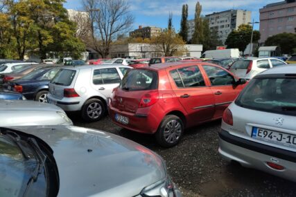 Auta na parkingu, gužva