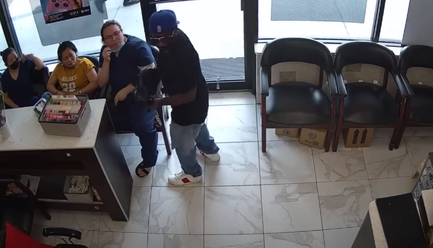 Vlasnik i prisutni ga ignorisali: Muškarac pokušao opljačkati kozmetički salon, ali otišao praznih ruku (VIDEO)