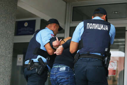 Uhapšena grupa nasilnika u Srpcu: Pretukli muškarca i SLUPALI MU AUTOMOBIL