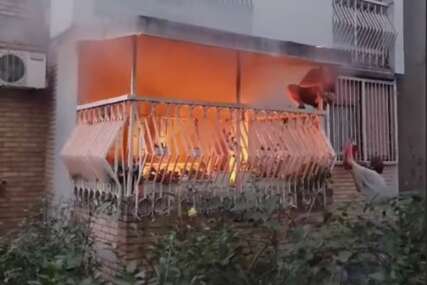 Hrabri momci pritekli u pomoć: Izbio požar u stanu, nepokretna žena izvučena iz plamena (VIDEO, FOTO)