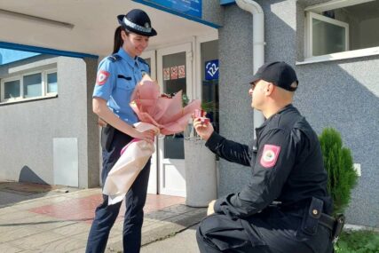 NESVAKIDAŠNJA PROSIDBA Pripadnik žandarmerije zaprosio djevojku ispred Policijske uprave Foča