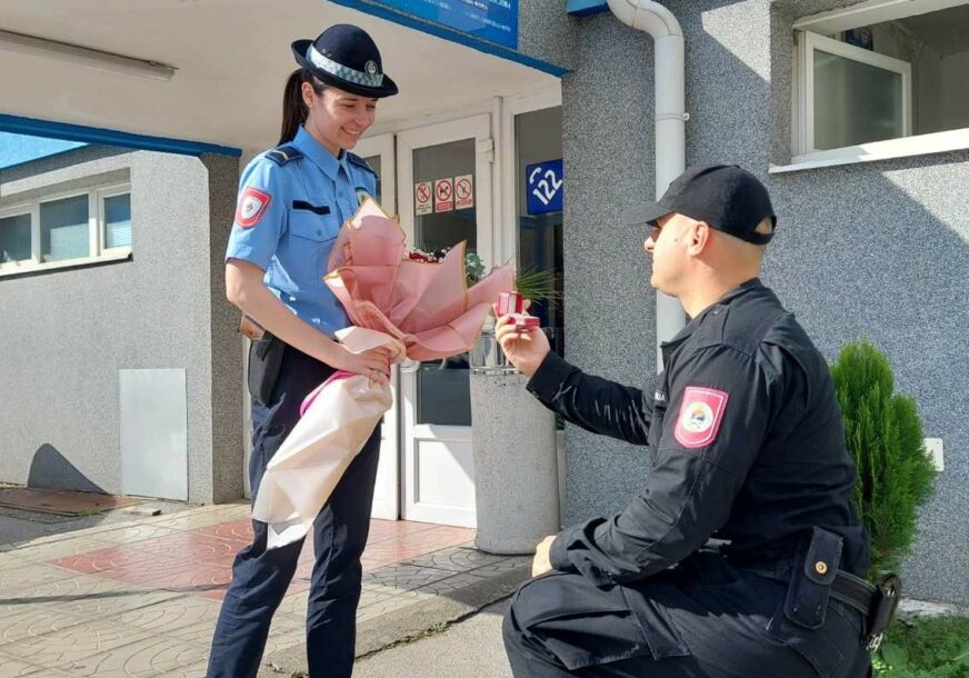 policijski službenik zaprosio djevojku policijsku službenicu