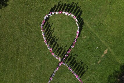 Zajedno u ružičastoj misiji:  UniCredit banka Banjaluka i “Iskra” mjesec borbe protiv karcinoma dojke obilježili “Šetnjom podrške”