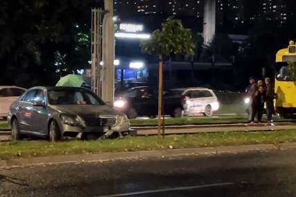 Saobraćajna nesreća u Sarajevu: "Mercedes" završio na šinama, tramvaji ne voze (VIDEO)