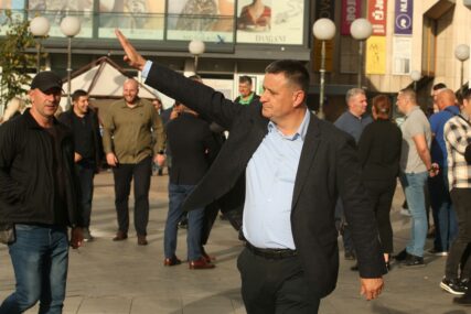 "Prikupljanje potpisa i peticija su korak prije samog opoziva" Đajić stigao na Trg Krajine, pozdravlja se sa okupljenim građanima (VIDEO, FOTO)