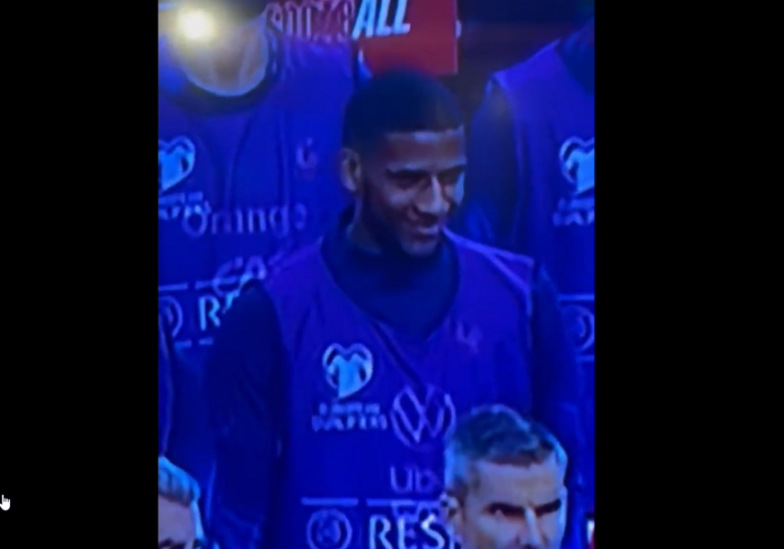 SRAMOTA Reprezentativac Francuske se smijao tokom minuta ćutanja (VIDEO)