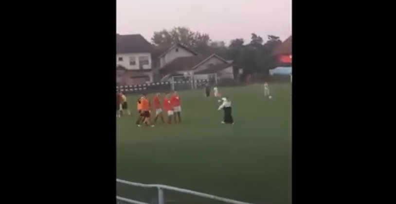 HIT SCENA U GRADIŠKI Fudbaleri napali sudiju, a njegova djevojka ušla na teren da ga brani (VIDEO)