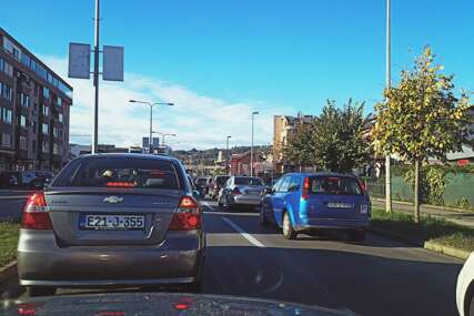 (FOTO) KO VAM JE OVO RADIO Nakon izmjene režima rada semafora, u Banjaluci nastao još veći saobraćajni kolaps