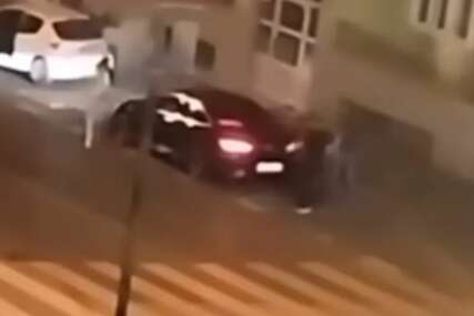 STRAŠNO Muškarac pretukao djevojku par metara od policijske stanice (VIDEO)