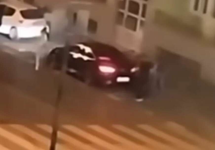 STRAŠNO Muškarac pretukao djevojku par metara od policijske stanice (VIDEO)