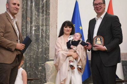 (FOTO) "Opet nam se na Kosovu Lazari rađaju" Vučić primio porodicu hiljadite rođene bebe u porodilištu u Pasjanu