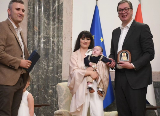 (FOTO) "Opet nam se na Kosovu Lazari rađaju" Vučić primio porodicu hiljadite rođene bebe u porodilištu u Pasjanu