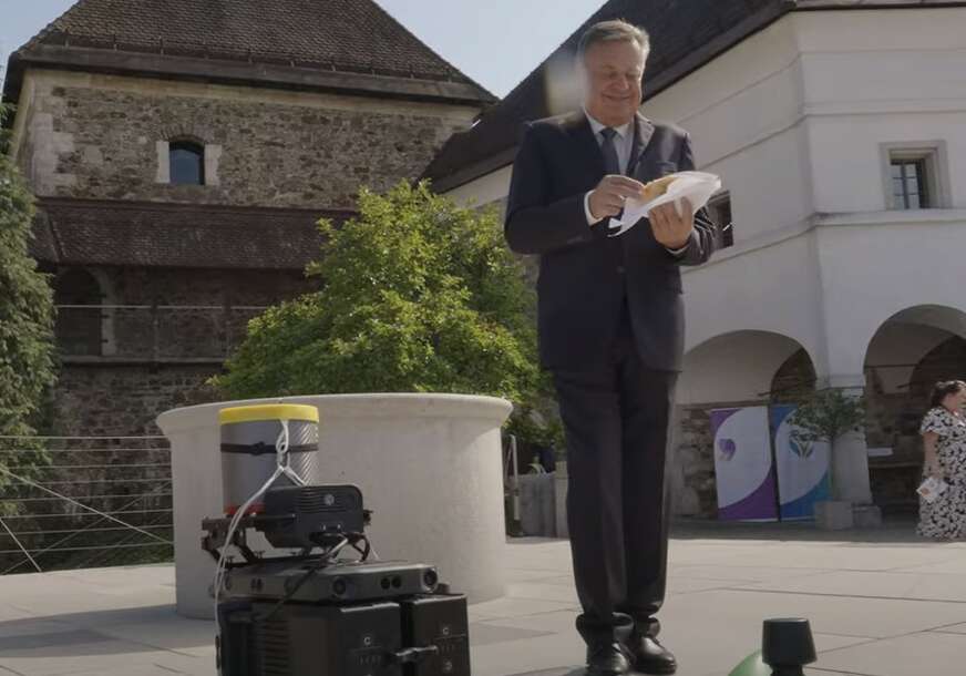 DOSTAVA DRONOM Ovako je gradonačelnik Ljubljane dočekao burek (VIDEO)